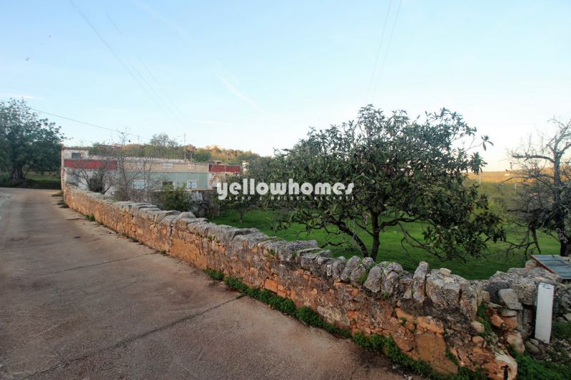 Espaçoso terreno com ruína e vista campo perto de Loule